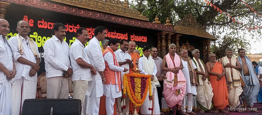 ಬಜಪೆಯಲ್ಲಿ ಕಟೀಲು ಯಕ್ಷಗಾನ ಮೇಳದ ಏಳೂ ಮೇಳದ ಭವ್ಯ ಮೆರವಣಿಗೆಯನ್ನು ಕೇಂದ್ರ ಸಚಿವ ಪ್ರಹ್ಲಾದ್ ಜೋಶಿ ಉದ್ಘಾಟಿಸಿದರು