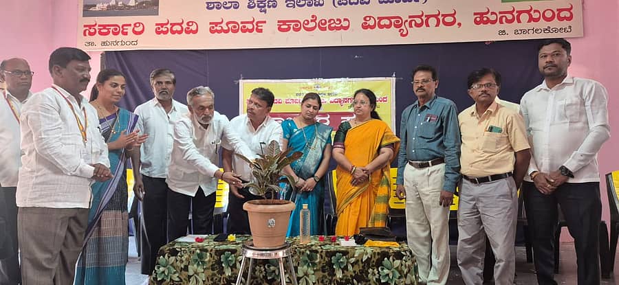 ಹುನಗುಂದದ ಸರ್ಕಾರಿ ಪಿಯು ಕಾಲೇಜಿನಲ್ಲಿ ನಡೆದ ಜವಾಹರಲಾಲ್ ನೆಹರು ಜನ್ಮದಿನ ಆಚರಣೆ ಮತ್ತು ಪಾಲಕ, ಪೋಷಕ ಮತ್ತು ಶಿಕ್ಷಕರ ಮಹಾಸಭೆಯನ್ನು ಎಸ್.ವಿ.ಎಂ.ಕಾನೂನು ಮಹಾವಿದ್ಯಾಲಯದ ಪ್ರಾಚಾರ್ಯೆ ಸಂಧ್ಯಾ ಎಚ್.ವಿ. ಉದ್ಘಾಟಿಸಿದರು