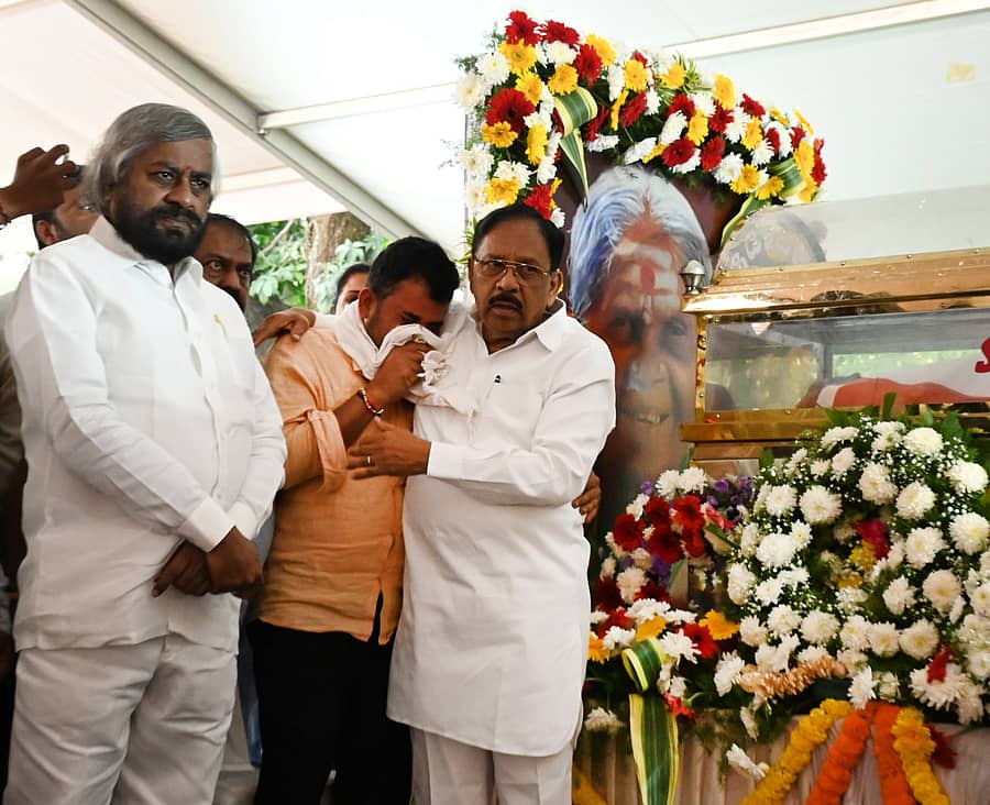 ಸಾಲು ಮರದ ತಿಮ್ಮಕ್ಕ ಅವರ ಪಾರ್ಥೀವ ಶರೀರದ ಅಂತಿಮ ದರ್ಶನ ಪಡೆದ ಜಿ. ಪರಮೇಶ್ವರ, ಈಶ್ವರ ಖಂಡ್ರೆ ಅವರು ಸಾಕುಮಗ ಉಮೇಶ ಬಳ್ಳೂರು ಅವರನ್ನು ಸಮಾಧಾನ ಪಡಿಸಿದರು
ಪ್ರಜಾವಾಣಿ ಚಿತ್ರ