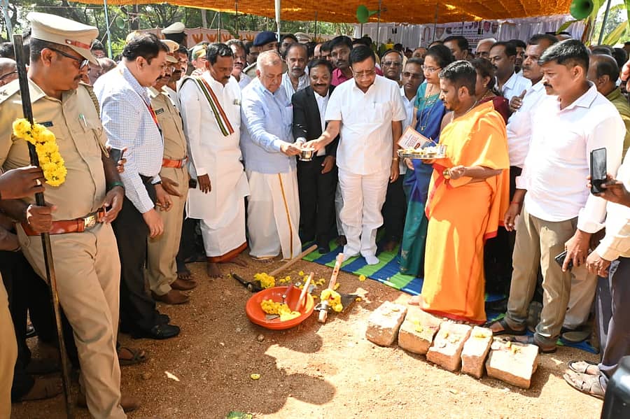 ಮಧುಗಿರಿ ಪಟ್ಟಣದಲ್ಲಿ ಶನಿವಾರ ಸಮೀಪ ಸಾರಿಗೆ ಇಲಾಖೆ ಮತ್ತು ರೇಷ್ಮೆ ಇಲಾಖೆಯ ಸಹಯೋಗದಲ್ಲಿ ಸಹಾಯಕ ಪ್ರಾದೇಶಿಕ ಸಾರಿಗೆ ಅಧಿಕಾರಿಗಳ ಕಛೇರಿಯ ನೂತನ ಕಟ್ಟಡ ಹಾಗೂ ಸ್ವಯಂ ಚಾಲಿತ ವಾಹನ ಚಾಲನ ಪರೀಕ್ಷಾ ಪಥ ಹಾಗೂ ರೇಷ್ಮೆ ಸಹಾಯಕ ನಿರ್ದೇಶಕರ ಕಚೇರಿಯ ಕಟ್ಟಡ ನಿರ್ಮಾಣಕ್ಕೆ ಭೂಮಿ ಪೂಜೆಯನ್ನು ಸಾರಿಗೆ ಸಚಿವ ರಾಮಲಿಂಗಾರೆಡ್ಡಿ ಹಾಗೂ ಶಾಸಕ ಕೆ.ಎನ್.ರಾಜಣ್ಣ ನೆರವೇರಿಸಿದರು.