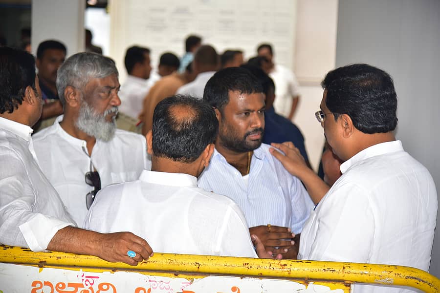 ರಾಜ್ಯಸಭಾ ಸದಸ್ಯ ನಾಸಿರ್ ಹುಸೇನ್ ಅವರು ಮೇಯರ್ ಸ್ಪರ್ಧೆಗಿಳಿದಿದ್ದ ಪ್ರಭಂಜನ್ ಅವರೊಂದಿಗೆ ಚರ್ಚೆ ನಡೆಸಿದರು