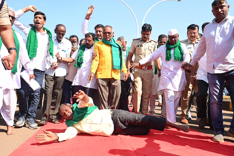 ಬೀದರ್ ನಗರದಲ್ಲಿ ಕರ್ನಾಟಕ ರಾಜ್ಯ ರೈತ ಸಂಘದ ಉಪಾಧ್ಯಕ್ಷ ಕರಬಸಪ್ಪ ಹುಡಗಿ ಉರುಳು ಸೇವೆ ನಡೆಸಿದರು