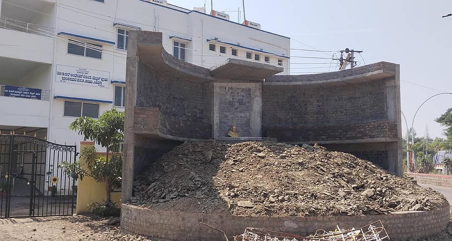 ಸಿಂದಗಿ ಪಟ್ಟಣದ ಸರ್ಕಾರಿ ಆಸ್ಪತ್ರೆ ಬಳಿ ಇರುವ ಮಹಾತ್ಮಾ ಗಾಂಧಿ ವೃತ್ತದಲ್ಲಿನ ಪುತ್ಥಳಿ ಅಸುರಕ್ಷಿತ ದೂಳುಮಯ ಸ್ಥಳದಲ್ಲಿ ಇಡಲಾಗಿದೆ.