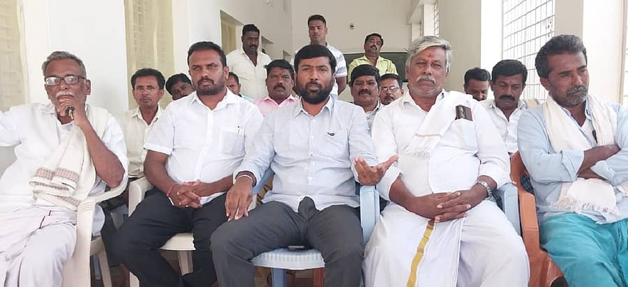 ಕೋಲಾರ ತಾಲ್ಲೂಕಿನ ಜನಪನಹಳ್ಳಿಯಲ್ಲಿ ಶನಿವಾರ ಪತ್ರಿಕಾಗೋಷ್ಠಿಯಲ್ಲಿ ಕಾಂಗ್ರೆಸ್ ಮುಖಂಡರು ಮಾತನಾಡಿದರು