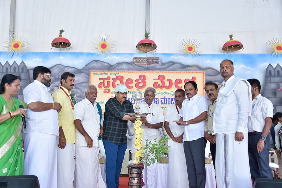 ಸ್ವದೇಶಿ ಮೇಳದ ಅಂಗವಾಗಿ ಶನಿವಾರ ನಡೆದ ರೈತ ಸಮಾವೇಶ, ಸಂವಾದವನ್ನು ಕಿಸಾನ್ ಸಂಘದ ಉತ್ತರ ಪ್ರಾಂತ ಪ್ರಚಾರಕ ಪುಟ್ಟಸ್ವಾಮಿ ಉದ್ಘಾಟಿಸಿದರು