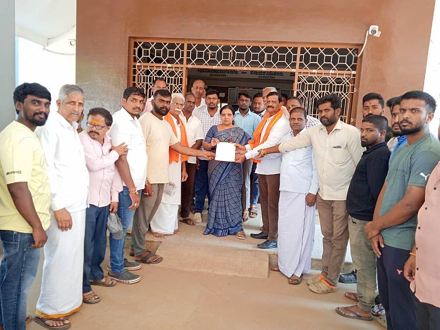 ಚನ್ನಗಿರಿಯ ತಾಲ್ಲೂಕು ಕಚೇರಿ ಮುಂಭಾಗದಲ್ಲಿ ದೆಹಲಿ ವಿದ್ವಂಸಕ ಕೃತ್ಯವನ್ನು ಖಂಡಿಸಿ ವಿಎಚ್ ಪಿ ಅಧ್ಯಕ್ಷ ಜಯ್ಯಣ್ಣ ನೇತೃತ್ವದಲ್ಲಿ ಶನಿವಾರ ಪ್ರ ತಿಭಟನೆ ನಡೆಸಿ ತಹಶೀಲ್ದಾರ್ ಕೆ.ಆರ್. ರುಕ್ಮಿಣಿಬಾಯಿ ಅವರಿಗೆ ಮನವಿ ಸಲ್ಲಿಸಿದರು.