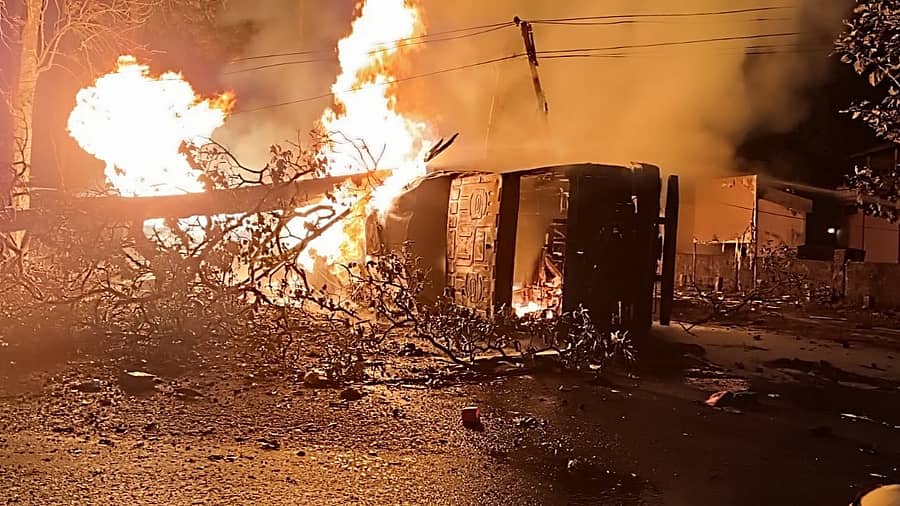 <div class="paragraphs"><p>ಯಲ್ಲಾಪುರ: ಅರಬೈಲ್ ಘಟ್ಟದಲ್ಲಿ ಎಥನಾಲ್ ಟ್ಯಾಂಕರ್‌ಗೆ ಬೆಂಕಿ</p></div>