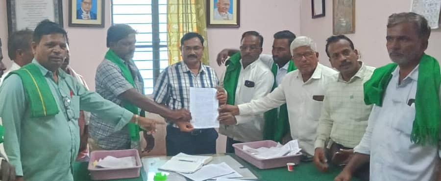 ಬ್ಯಾಡಗಿ ತಾಲ್ಲೂಕಿನಲ್ಲಿ ನಿರಂತರ 7 ಗಂಟೆ ವಿದ್ಯುತ್ ಪೂರೈಕೆ ಮಾಡುವಂತೆ ಆಗ್ರಹಿಸಿ ರೈತ ಸಂಘದ ಕಾರ್ಯಕರ್ತರು ಹೆಸ್ಕಾಂನ ಎಇಇ ರಾಜು ಅರಳಿಕಟ್ಟಿ ಅವರಿಗೆ ಮನವಿ ಸಲ್ಲಿಸಿದರು