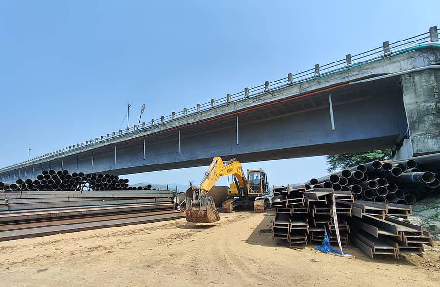 ಕಾರವಾರದ ಕಾಳಿ ನದಿ ದಡದಲ್ಲಿ ಹೊಸ ಸೇತುವೆ ಕಾಮಗಾರಿಗೆ ಅಗತ್ಯ ಸಲಕರಣೆಗಳನ್ನು ದಾಸ್ತಾನು ಇರಿಸಿರುವುದು.