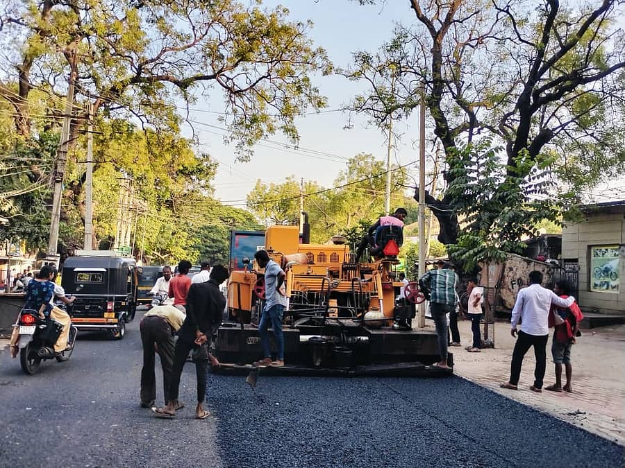 ಹೊಸಪೇಟೆ ನಗರದಲ್ಲಿ ರಸ್ತೆಗಳಿಗೆ ಮರುಡಾಂಬರೀಕರಣ ನಡೆಯುತ್ತಿರುವುದು –ಪ್ರಜಾವಾಣಿ ಚಿತ್ರ/ ಲವ ಕೆ.