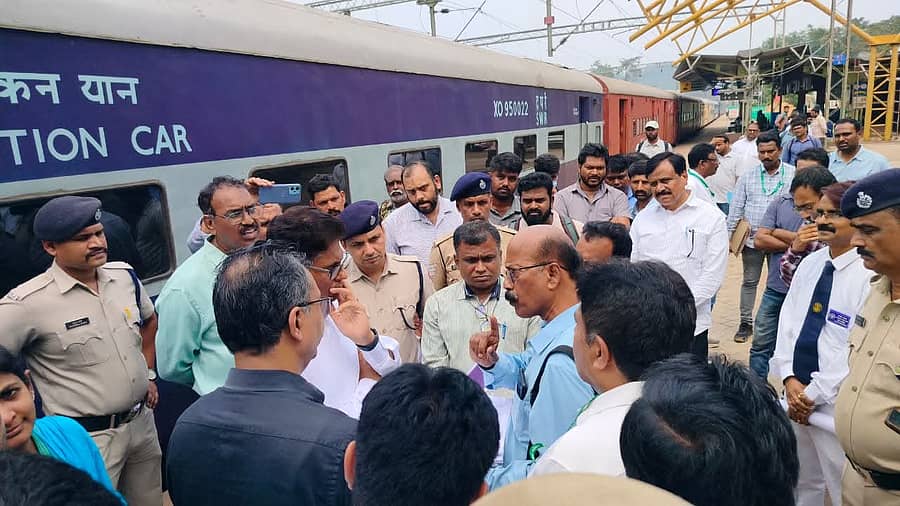 ಸುಬ್ರಹ್ಮಣ್ಯ ರೋಡ್ ರೈಲು ನಿಲ್ದಾಣಕ್ಕೆ ರೈಲ್ವೆ ಜನರಲ್ ಮ್ಯಾನೇಜರ್ ಮುಕುಲ್ ಶರಣ್ ಮಾಥುರ್ ಭೇಟಿ ನೀಡಿ ಪರಿಶೀಲನೆ ನಡೆಸಿದರು