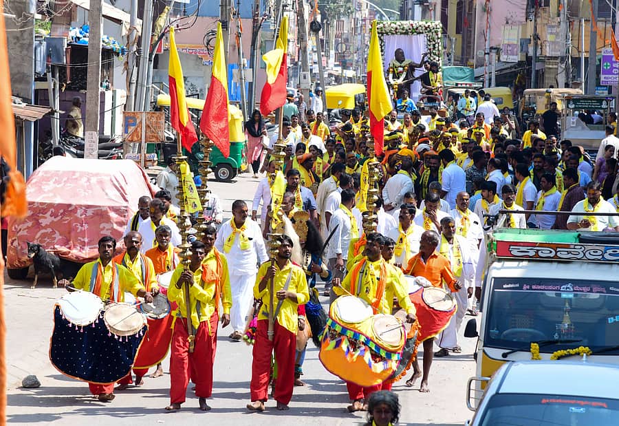 ದಾವಣಗೆರೆಯ ರೇಣುಕಾ ಮಂದಿರದಲ್ಲಿ ಆಯೋಜಿಸಿದ್ದ ಕನಕದಾಸರ 538ನೇ ಜಯಂತ್ಯುತ್ಸವ ಅಂಗವಾಗಿ ಹಳೇ ದಾವಣಗೆರೆಯ ದುರ್ಗಾಂಬಿಕಾ ದೇವಸ್ಥಾನದಿಂದ ಬೀರಲಿಂಗೇಶ್ವರ ದೇವಸ್ಥಾನದವರೆಗೆ ಕನಕದಾಸರ ಪ್ರತಿಮೆ ಮೆರವಣಿಗೆ ನಡೆಯಿತು ಪ್ರಜಾವಾಣಿ ಚಿತ್ರ