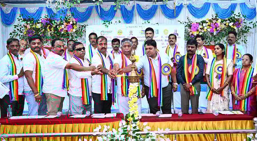 ಶಿಕಾರಿಪುರದಲ್ಲಿ ಶನಿವಾರ ನಡೆದ 72ನೇ ಸಹಕಾರ ಸಪ್ತಾಹ ಕಾರ್ಯಕ್ರಮವನ್ನು ಡಿಸಿಸಿ ಬ್ಯಾಂಕ್ ನಿರ್ದೇಶಕ ಟಿ.ಶಿವಶಂಕರಪ್ಪ ಉದ್ಘಾಟಿಸಿದರು