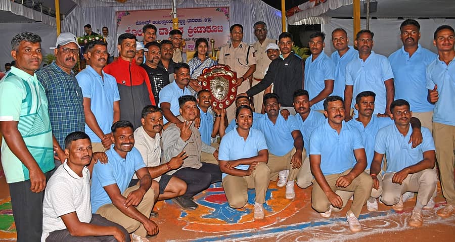 ಹು–ಧಾ ಮಹಾನಗರ ಪೊಲೀಸ್ ಘಟಕದ ವಾರ್ಷಿಕ ಕ್ರೀಡಾಕೂಟದಲ್ಲಿ ಚಾಂಪಿಯನ್ ಪ್ರಶಸ್ತಿ ಪಡೆದ ಸಿಎಆರ್ ವಿಭಾಗಕ್ಕೆ ಪಾರಿತೋಷಕ ನೀಡಲಾಯಿತು. ವಾಕರಸಾಸಂ ವ್ಯವಸ್ಥಾಪಕ ನಿರ್ದೇಶಕಿ ಪ್ರಿಯಾಂಗಾ ಎಂ., ಕಮಿಷನರ್ ಎನ್. ಶಶಿಕುಮಾರ್ ಹಾಜರಿದ್ದರು