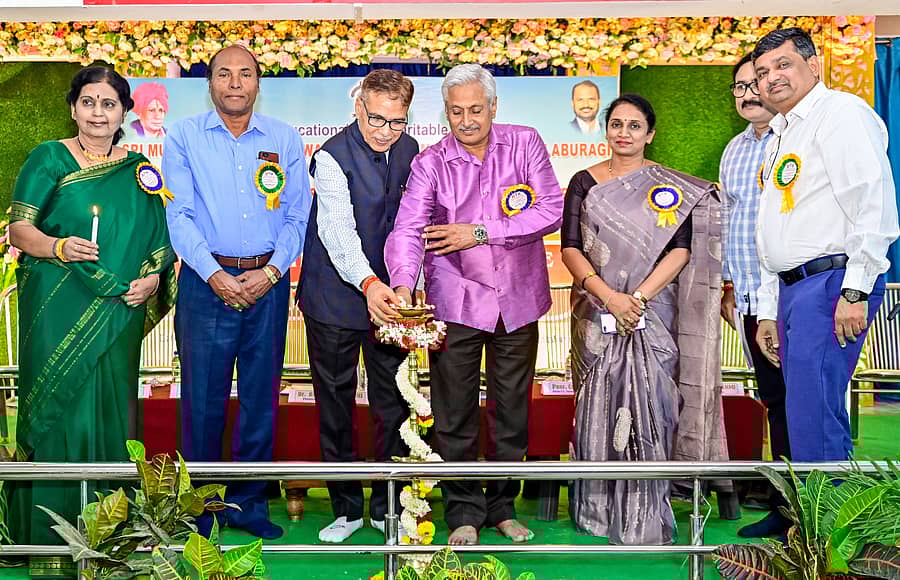 <div class="paragraphs"><p>ಕಲಬುರಗಿಯ ರೇಷ್ಮಿ ಶಿಕ್ಷಣ ಮತ್ತು ಚಾರಿಟಬಲ್ ಟ್ರಸ್ಟ್ನ ಬಿಇಡಿ, ಎಂಇಡಿ ಕಾಲೇಜಿನಲ್ಲಿ ನಡೆದ ವಿಕಸಿತ ಭಾರತ -2047 ಶೈಕ್ಷಣಿಕ ಅವಕಾಶಗಳು ಮತ್ತು ಬದಲಾವಣೆಗಳು ಕುರಿತ ವಿಚಾರ ಸಂಕಿರಣವನ್ನು ವಾರಾಣಸಿಯ ಪ್ರೊ.ಪ್ರೇಮ್ ನಾರಾಯಣ್ ಸಿಂಗ್ ಉದ್ಘಾಟಿಸಿದರು.</p></div>