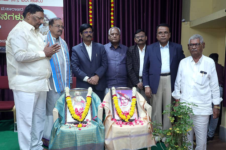 ಗುಲಬರ್ಗಾ ವಿಶ್ವವಿದ್ಯಾಲಯದ ಕನ್ನಡ ಅಧ್ಯಯನ ಸಂಸ್ಥೆಯ ಹರಿಹರ ಸಭಾಂಗಣದಲ್ಲಿ ಆಯೋಜಿಸಿದ್ದ ವಿಚಾರ ಸಂಕಿರಣವನ್ನು ವಿಧಾನ ಪರಿಷತ್ ಸದಸ್ಯ ಎಫ್.ಎಚ್.ಜಕ್ಕಪ್ಪನವರ ಉದ್ಘಾಟಿಸಿದರು. ಮರಾಠ ನಿಗಮದ ಅಧ್ಯಕ್ಷ ಜಿ.ಎಚ್.ಮರಿಯೋಜಿರಾವ್, ಕುಲಪತಿ ಪ್ರೊ.ಶಶಿಕಾಂತ್ ಎಸ್. ಉಡಿಕೇರಿ ಮುಂತಾದವರಿದ್ದರು