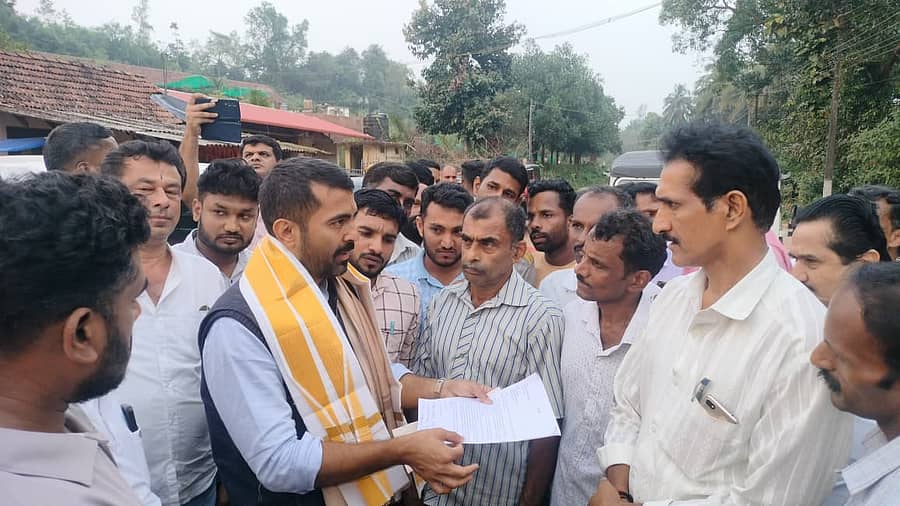 ಕಡಮಕಲ್ ಭೇಟಿ ನೀಡಿದ್ದ ಮಡಿಕೇರಿ ಶಾಸಕ ಡಾ.ಮಂತರ್‌ಗೌಡ ಅವರಿಗೆ ಸ್ಥಳೀಯರು ಮನವಿ ಸಲ್ಲಿಸಿದರು