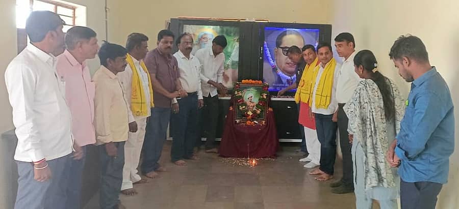 ಬೀದರ್ ನಗರದ ಜಿಲ್ಲಾ ಪರಿಶಿಷ್ಟ ವರ್ಗಗಳ ಕಲ್ಯಾಣಾಧಿಕಾರಿಗಳ ಕಚೇರಿಯಲ್ಲಿ ಶನಿವಾರ ಬಿರ್ಸಾ ಮುಂಡಾ ಜಯಂತಿ ಆಚರಿಸಲಾಯಿತು