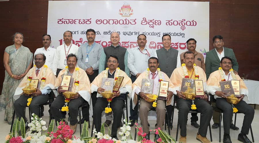 ಚಿಕ್ಕೋಡಿ ಪಟ್ಟಣದ ಸಿ.ಬಿ.ಕೋರೆ ಬಹುತಾಂತ್ರಿಕ ವಿದ್ಯಾಲಯ ಹಾಗೂ ಕೆಎಲ್ಇ ಅಂಗಸಂಸ್ಥೆಗಳ ಸಹಯೋಗದಲ್ಲಿ ನಡೆದ ಕಾರ್ಯಕ್ರಮದಲ್ಲಿ ಸಾಧಕ ವಿದ್ಯಾರ್ಥಿ ಹಾಗೂ ಸಿಬ್ಬಂದಿಯನ್ನು ಸನ್ಮಾನಿಸಲಾಯಿತು