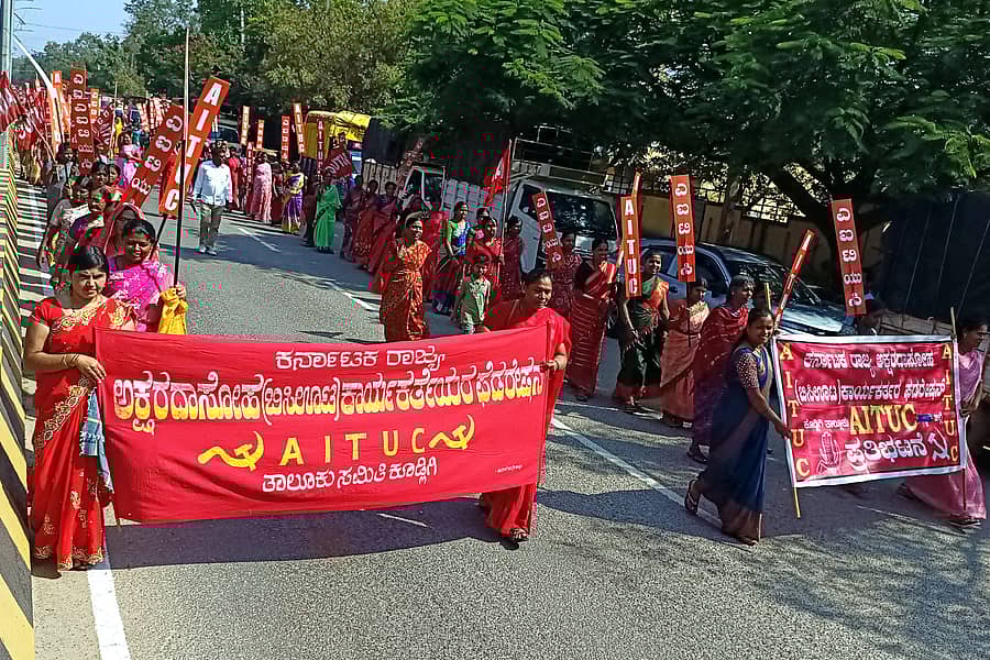 ಕೂಡ್ಲಿಗಿಯಲ್ಲಿ ಎಐಟಿಯುಸಿ ಸಹಯೋಗದಲ್ಲಿ ರಾಜ್ಯ ಅಕ್ಷರ ದಾಸೋಹ ಬಿಸಿಯೂಟ ತಯಾರಕರ ಫೆಡರೇಷನ್ನಿಂದ ಶನಿವಾರ ಪ್ರತಿಭಟನಾ ಮೆರವಣಿಗೆ ನಡೆಸಲಾಯಿತು