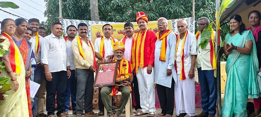 ರಾಮನಗರ ತಾಲ್ಲೂಕಿನ ಬಿಳಗುಂಬ ಸರ್ಕಾರಿ ಪ್ರಾಥಮಿಕ ಶಾಲೆಯಲ್ಲಿ ಕರ್ನಾಟಕ ರಾಜ್ಯೋತ್ಸವದ ಅಂಗವಾಗಿ ನಡೆದ ‘ನಮ್ಮೂರ ಕನ್ನಡದ ಕಂಪು’ ಕಾರ್ಯಕ್ರಮದಲ್ಲಿ ವಿದ್ವಾಂಸ ಡಾ.ಎಂ.ಬೈರೇಗೌಡ ಅವರನ್ನು ಹಿರಿಯ ವಿದ್ಯಾರ್ಥಿಗಳು ಮತ್ತು ಗ್ರಾಮಸ್ಥರು ಅಭಿನಂದಿಸಿ ಗೌರವಿಸಿದರು