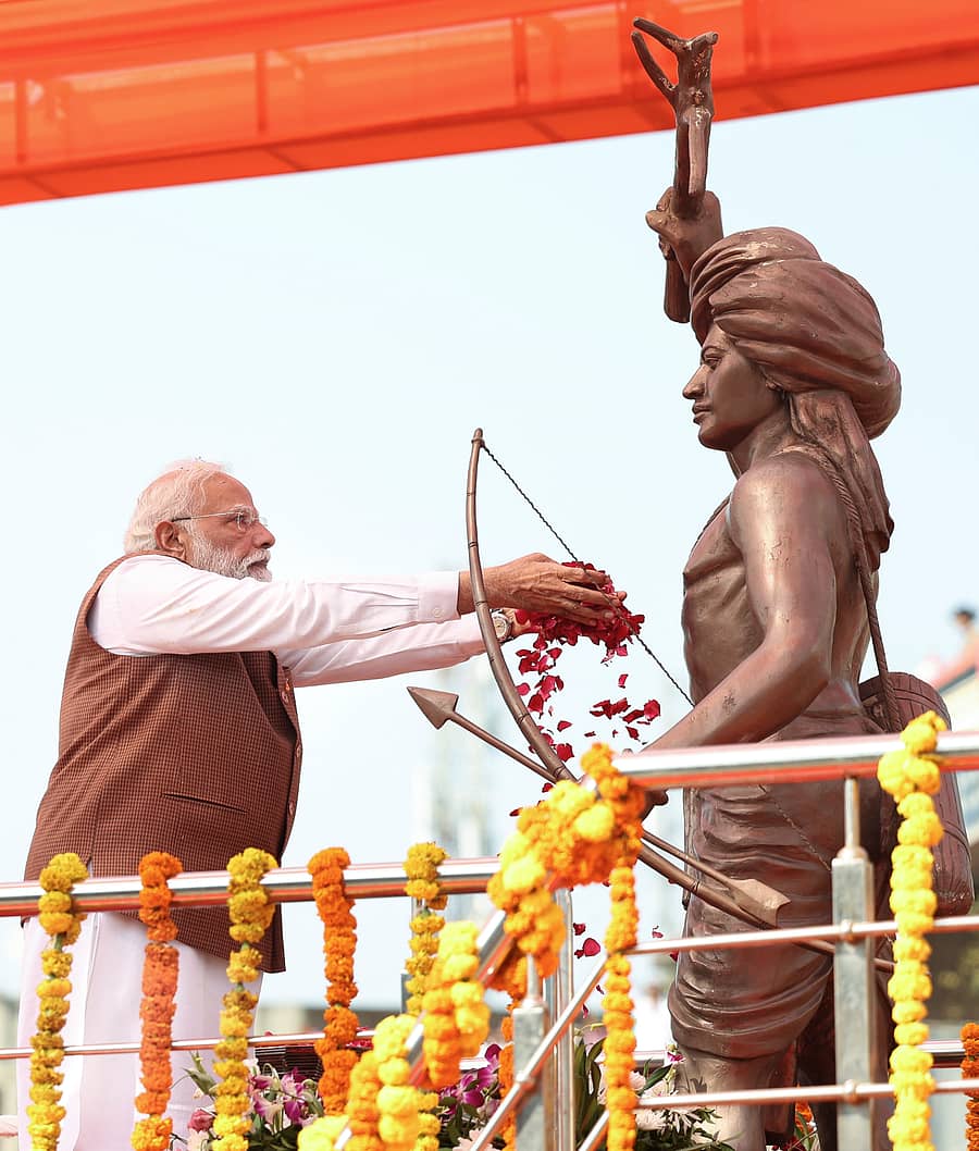 ಗುಜರಾತ್ನ ನರ್ಮದಾ ಜಿಲ್ಲೆಯಲ್ಲಿರುವ ಭಗವಾನ್ ಬಿರ್ಸಾ ಮುಂಡಾ ಅವರ ಪ್ರತಿಮೆಗೆ ಪ್ರಧಾನಿ ನರೇಂದ್ರ ಮೋದಿ ಅವರು ಪುಷ್ಪಾರ್ಚನೆ ಮಾಡಿದರು– ಪಿಟಿಐ ಚಿತ್ರ