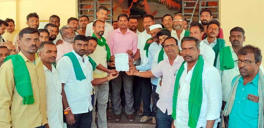 ಗೋಕಾಕದಲ್ಲಿ ಕರ್ನಾಟಕ ರಾಜ್ಯ ರೈತ ಸಂಘ ಹಾಗೂ ಹಸಿರು ಸೇನೆ ಕಾರ್ಯಕರ್ತರು ತಹಶೀಲ್ದಾರ್ ಮೋಹನ ಭಸ್ಮೆ ಅವರಿಗೆ ಮನವಿ ಸಲ್ಲಿಸಿದರು