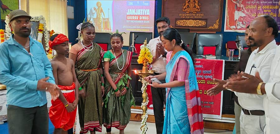 ಕಾರವಾರದ ಜಿಲ್ಲಾಧಿಕಾರಿ ಕಚೇರಿ ಸಭಾಂಗಣದಲ್ಲಿ ಹಮ್ಮಿಕೊಂಡಿದ್ದ ಭಗವಾನ್ ಬಿರ್ಸಾ ಮುಂಡಾ ಜಯಂತಿ ಕಾರ್ಯಕ್ರಮವನ್ನು ಜಿಲ್ಲಾಧಿಕಾರಿ ಕೆ.ಲಕ್ಷ್ಮಿಪ್ರಿಯಾ ಉದ್ಘಾಟಿಸಿದರು. ಜಿಲ್ಲಾ ಪಂಚಾಯಿತಿ ಸಿಇಒ ಡಾ.ದಿಲೀಷ್ ಶಶಿ, ಅಧಿಕಾರಿಗಳು, ಸಿದ್ದಿ ಸಮುದಾಯದ ಜನರು ಪಾಲ್ಗೊಂಡಿದ್ದರು