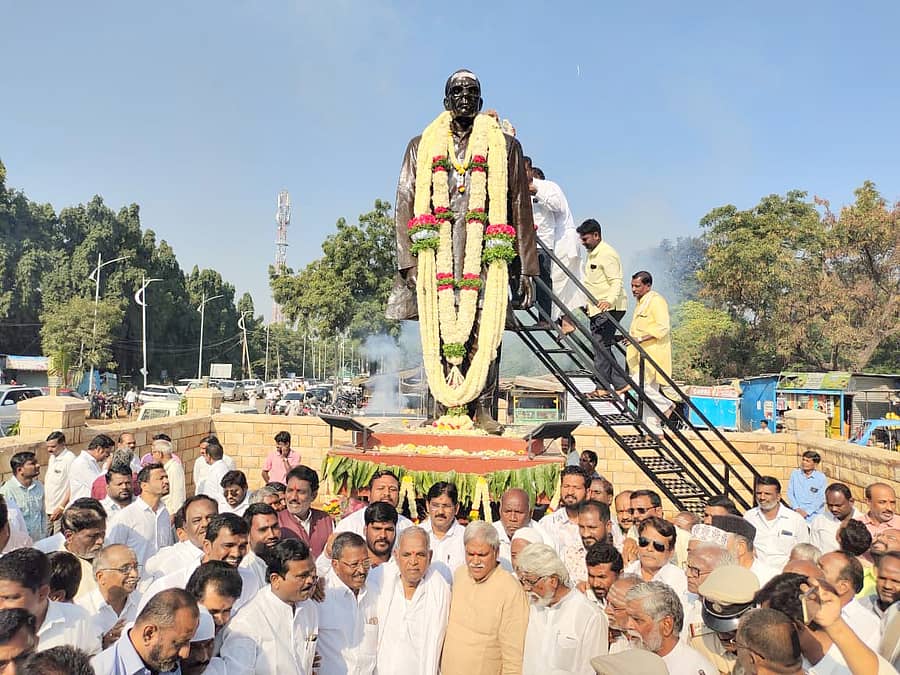 ಶಹಾಪುರ ತಾಲ್ಲೂಕಿನ ಭೀಮರಾಯನಗುಡಿಯಲ್ಲಿ ಶನಿವಾರ ಮಾಜಿ ಸಚಿವ ದಿ.ಬಾಪುಗೌಡ ದರ್ಶನಾಪುರ ಅವರ 37ನೇ ಪುಣ್ಯಸ್ಮರಣೆಯ ಕಾರ್ಯಕ್ರಮದಲ್ಲಿ ಅವರ ಪುತ್ಥಳಿಗೆ ಮಾಲಾರ್ಪಣೆ ಮಾಡಿದ ಗಣ್ಯರು