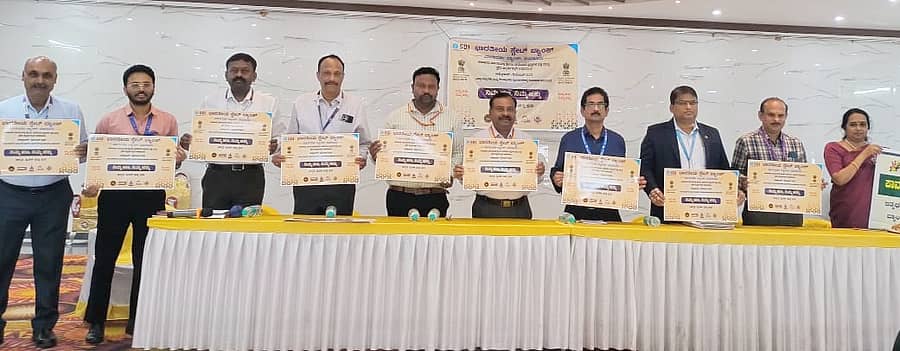 ತುಮಕೂರಿನಲ್ಲಿ ಶುಕ್ರವಾರ ಎಸ್ಬಿಐ ಹಮ್ಮಿಕೊಂಡಿದ್ದ ಸಭೆಯಲ್ಲಿ ಜಾಗೃತಿ ಪತ್ರ ಬಿಡುಗಡೆ ಮಾಡಲಾಯಿತು. ವಿವಿಧ ಬ್ಯಾಂಕ್ ಅಧಿಕಾರಿಗಳಾದ ಚೈತನ್ಯ ಕಂಚಿಬೈಲು, ಪ್ರಭಾಕರನ್, ಅನಿತಾಶ್ರೀ, ಜಿ.ಪಂ ಮುಖ್ಯ ಲೆಕ್ಕಾಧಿಕಾರಿ ನರಸಿಂಹಮೂರ್ತಿ ಇತರರು ಉಪಸ್ಥಿತರಿದ್ದರು