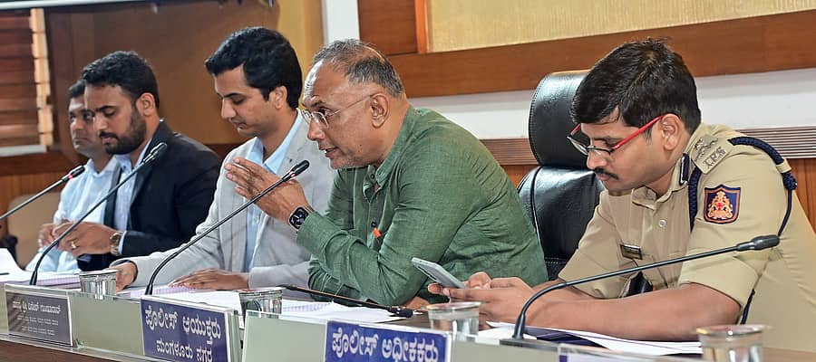 ಮಂಗಳೂರಿನಲ್ಲಿ ಶನಿವಾರ ಏರ್ಪಡಿಸಿದ್ದ ದಕ್ಷಿಣ ಕನ್ನಡ ಜಿಲ್ಲಾ ತ್ರೈಮಾಸಿಕ ಕೆಡಿಪಿ ಸಭೆಯಲ್ಲಿ ಸಚಿವ ದಿನೇಶ್ ಗುಂಡೂರಾವ್ ಮಾತನಾಡಿದರು. ಆಂಟೊನಿ ಮರಿಯಪ್ಪ, ನರ್ವಡೆ ವಿನಾಯಕ್.ಕೆ, ದರ್ಶನ್ ಎಚ್.ವಿ, ಸುಧೀರ್ ಕುಮಾರ್ ರೆಡ್ಡಿ ಭಾಗವಹಿಸಿದ್ದರು: ಪ್ರಜಾವಾಣಿ ಚಿತ್ರ