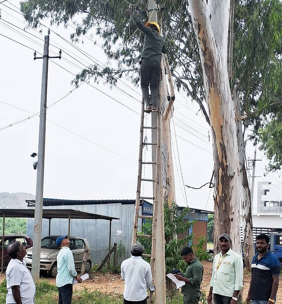 ಸಂತೇಮರಹಳ್ಳಿ ಸೆಸ್ಕಾಂ ಉಪ ವಿಭಾಗ ವತಿಯಿಂದ ಕಂದಾಯ ವಸೂಲಾತಿ ಅಭಿಯಾನ ಹಿನ್ನೆಲೆಯಲ್ಲಿ ವಿದ್ಯುತ್ ಬಿಲ್ ಪಾವತಿ ಮಾಡದೇ ಇರುವ ಗ್ರಾಹಕರ ವಿದ್ಯುತ್ ಸಂಪರ್ಕವನ್ನು ಖಡಿತಗೊಳಿಸಲಾಯಿತು.