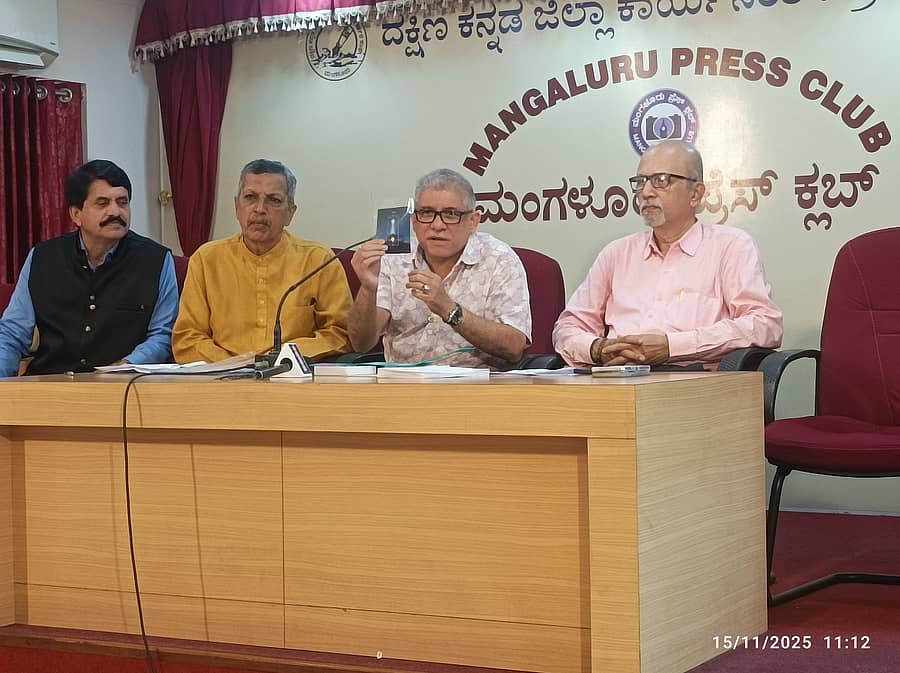 ನಾಣ್ಯ ಮತ್ತು ಅಂಚೆ ಚೀಟಿ ಪ್ರದರ್ಶನ ಕುರಿತು ಎಂ.ಪ್ರಶಾಂತ್ ಶೇಟ್ ಮಾಹಿತಿ ನೀಡಿದರು