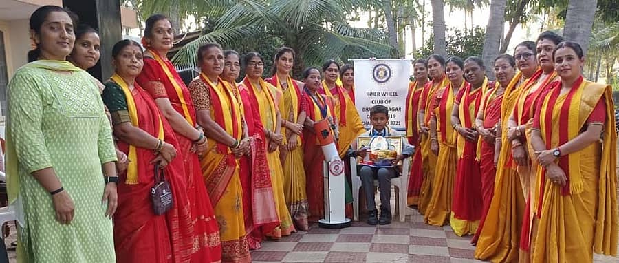 ಭಾರತೀನಗರದ ಇನ್ನರ್ವೀಲ್ ಕ್ಲಬ್ ವತಿಯಿಂದ ಆಯೋಜಿಸಲಾಗಿದ್ದ ಕನ್ನಡ ರಾಜ್ಯೋತ್ಸವ ಕಾರ್ಯಕ್ರಮದಲ್ಲಿ ವಿದ್ಯಾರ್ಥಿ ಬಿ.ಆರ್.ಪ್ರತೀಕ್ ಗೌಡ ಅವರನ್ನು ಅಭಿನಂದಿಸಲಾಯಿತು