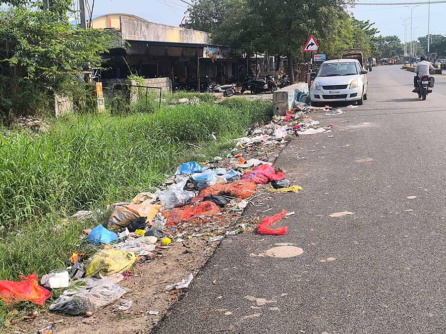 ಎಪಿಎಂಸಿ ಬಳಿಯ ಮುಖ್ಯರಸ್ತೆಯಲ್ಲಿ ಎಸೆಯಲಾಗಿರುವ ಪ್ಲಾಸ್ಟಿಕ್ ತ್ಯಾಜ್ಯ