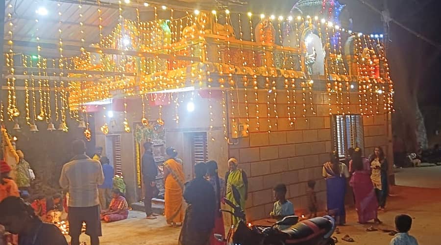 ಚಿಂತಾಮಣಿ ತಾಲ್ಲೂಕಿನ ಕೈವಾರದಲ್ಲಿ ಗಂಗಮ್ಮ ದೇವಾಸ್ಥಾನಕ್ಕೆ ವಿದ್ಯುತ್ ಅಲಂಕಾರ ಮಾಡಲಾಗಿತ್ತು
