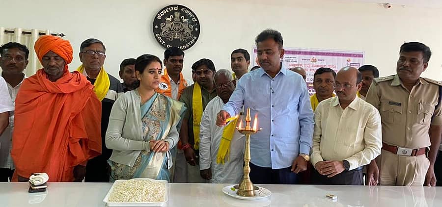 ಬೀದರ್ನ ಜಿಲ್ಲಾಧಿಕಾರಿ ಕಚೇರಿ ಸಭಾಂಗಣದಲ್ಲಿ ಶನಿವಾರ ಬಿರ್ಸಾ ಮುಂಡಾ ಜಯಂತಿ ಹಾಗೂ ಬಿದರಿ ಕಲಾಕೃತಿಗಳು ಆನ್ಲೈನ್ ಖರೀದಿ ವೈಬ್ಸೈಟ್ಗೆ ಶಾಸಕ ಡಾ. ಶೈಲೇಂದ್ರ ಕೆ.ಬೆಲ್ದಾಳೆ ಚಾಲನೆ ನೀಡಿದರು. ಜಿಲ್ಲಾಧಿಕಾರಿ ಶಿಲ್ಪಾ ಶರ್ಮಾ ಇದ್ದರು