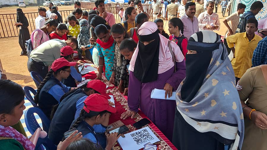 ಹಾವೇರಿ ಜಿಲ್ಲೆಯ ರಾಣೆಬೆನ್ನೂರಿನಲ್ಲಿ ಶನಿವಾರ ಆಯೋಜಿಸಿದ್ದ ‘ಜಿಲ್ಲಾ ಮಟ್ಟದ ಉದ್ಯೋಗ ಮೇಳ’ದಲ್ಲಿ ಪಾಲ್ಗೊಂಡಿದ್ದ ಅಭ್ಯರ್ಥಿಗಳು