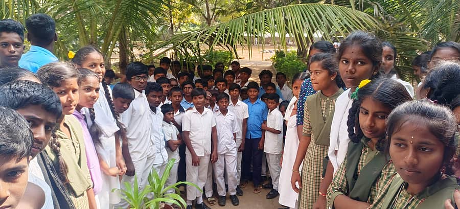 ಕೊಡಿಗೇನಹಳ್ಳಿ ಹೋಬಳಿ ಚಿಕ್ಕಮಾಲೂರು ಸರ್ಕಾರಿ ಪ್ರೌಢಶಾಲೆ ವಿದ್ಯಾರ್ಥಿಗಳು ಶನಿವಾರ ಪ್ರತಿಭಟನೆ ನಡೆಸಿದರು