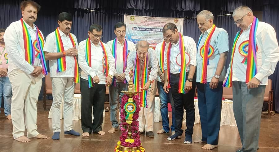 ಶಿರಸಿಯಲ್ಲಿ ಆಯೋಜಿಸಿದ್ದ ಸಹಕಾರ ಸಪ್ತಾಹ ಕಾರ್ಯಕ್ರಮವನ್ನು ಜಿ.ಟಿ. ಹೆಗಡೆ ತಟ್ಟಿಸರ ಉದ್ಘಾಟಿಸಿದರು