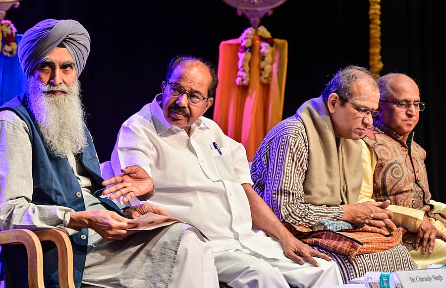 ನಗರದಲ್ಲಿ ಆಯೋಜಿಸಿದ್ದ ಕಾರ್ಯಕ್ರಮದಲ್ಲಿ ಚಿರಂಜೀವಿ ಸಿಂಘ್, ಎಂ.ವೀರಪ್ಪ ಮೊಯಿಲಿ, ಆರ್. ಗಣೇಶ್, ಕೆ.ಜಿ.ರಾಘವನ್ ಭಾಗವಹಿಸಿದ್ದರು.
ಪ್ರಜಾವಾಣಿ ಚಿತ್ರ.