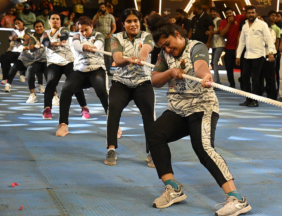 ಹಗ್ಗ ಜಗ್ಗಾಟ ಸ್ಪರ್ಧೆಯಲ್ಲಿ ಪ್ರಶಸ್ತಿ ಜಯಿಸಿದ ಶಿವಮೊಗ್ಗ ಕ್ವೀನ್ಸ್ ತಂಡ -ಚಿತ್ರ: ಕಿಶೋರ್ ಕುಮಾರ್ ಬೋಳಾರ್