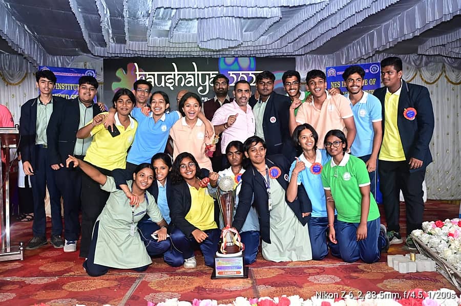 ಶಿವಮೊಗ್ಗದ ಜ್ಞಾನದೀಪ ಸೀನಿಯರ್ ಸೆಕೆಂಡರಿ ಶಾಲೆಯ ವಿದ್ಯಾರ್ಥಿಗಳು ಚಾಂಪಿಯನ್ ಶ್ರೇಯವನ್ನು ಸಂಭ್ರಮಿಸಿದರು