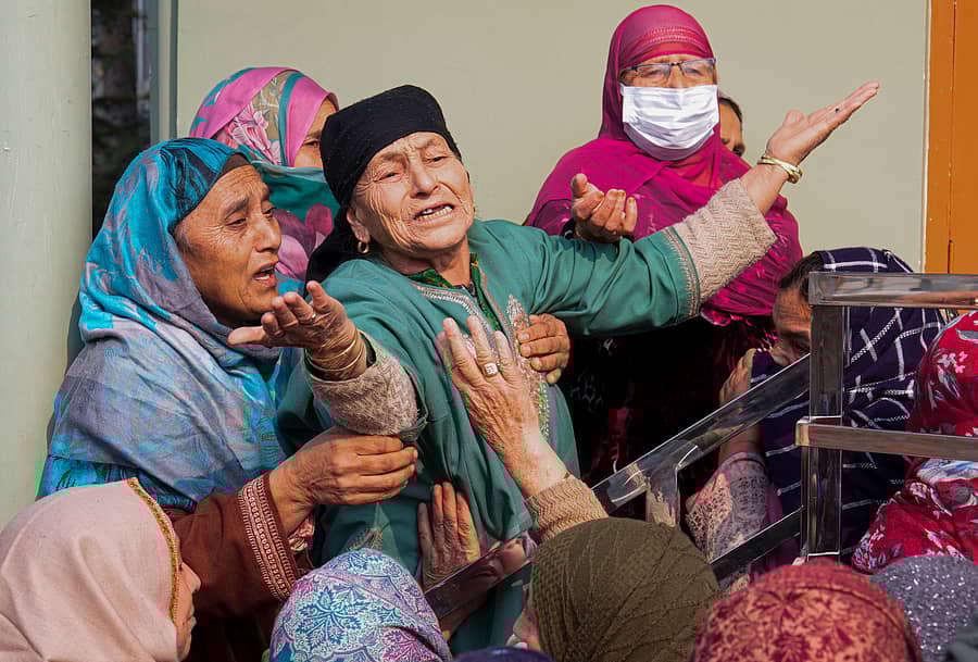 ನೌಗಾಮ್ ಪೊಲೀಸ್ ಠಾಣೆಯಲ್ಲಿ ಉಂಟಾದ ಆಕಸ್ಮಿಕ ಸ್ಫೋಟದಿಂದ ಮೃತಪಟ್ಟ ಮೊಹಮ್ಮದ್ ಶಾಫಿ ಪ್ಯಾರೆ ಅವರ ಸಂಬಂಧಿಕರು ರೋಧಿಸುತ್ತಿರುವುದು (ಪಿಟಿಐ ಚಿತ್ರ)