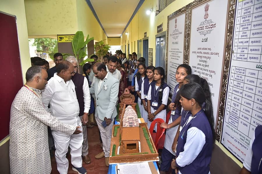 ಚಾಮರಾಜನಗರ ನಗರದ ಸರ್ಕಾರಿ ಪ್ರಥಮ ದರ್ಜೆ ಮಹಿಳಾ ಕಾಲೇಜಿನಲ್ಲಿ ಶನಿವಾರ ಆಯೋಜಿಸಿದ್ದ ರಾಜ್ಯದ ಐತಿಹಾಸಿಕ ಪಾರಂಪರಿಕ ಕೋಟೆಗಳು ಹಾಗೂ ಏಳು ಅದ್ಬುತ ತಾಣಗಳ ಮಾದರಿ ವಸ್ತು ಪ್ರದರ್ಶನವನ್ನು ಶಾಸಕ ಸಿ.ಪುಟ್ಟರಂಗಶೆಟ್ಟಿ ಉದ್ಘಾಟಿಸಿ ವೀಕ್ಷಿಸಿದರು