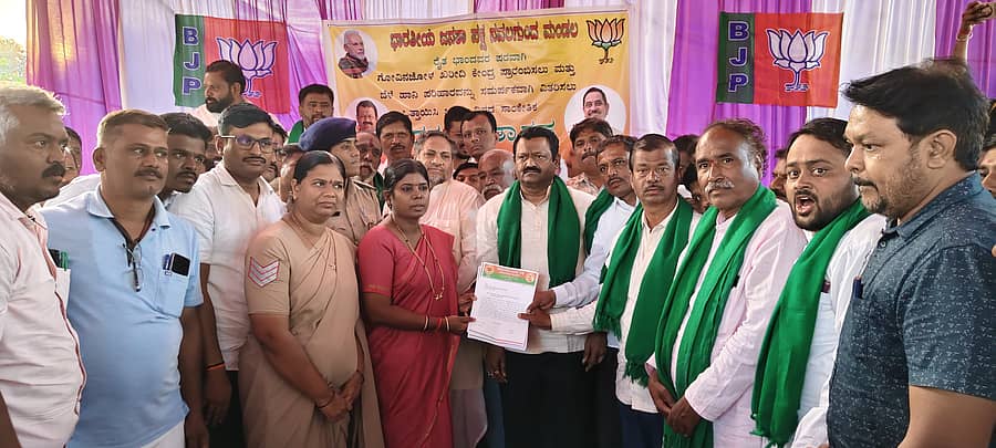 ನವಲಗುಂದದಲ್ಲಿ ಬಿಜೆಪಿ ಘಟಕದಿಂದ ಹೆಚ್ಚುವರಿ ಜಿಲ್ಲಾಧಿಕಾರಿ ಗೀತಾ ಸಿ.ಡಿ ಅವರಿಗೆ ಮನವಿ ಸಲ್ಲಿಸಲಾಯಿತು