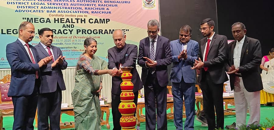 <div class="paragraphs"><p>ರಾಯಚೂರಿನಲ್ಲಿ ಆಯೋಜಿಸಿದ್ದ ಬೃಹತ್ ಆರೋಗ್ಯ ಶಿಬಿರ ಹಾಗೂ ಕಾನೂನು ಸಾಕ್ಷರತಾ ಕಾರ್ಯಕ್ರಮವನ್ನು ರಾಜ್ಯ ಕಾನೂನು ಸೇವೆಗಳ ಪ್ರಾಧಿಕಾರದ ಪ್ರಧಾನ ಪೋಷಕರೂ ಆದ ಹೈಕೋರ್ಟ್ ಮುಖ್ಯ ನ್ಯಾಯಮೂರ್ತಿ ವಿಭು ಬಖ್ರು ಹಾಗೂ ನ್ಯಾಯಮೂರ್ತಿ ಅನು ಸಿವರಾಮನ್ ಜಂಟಿಯಾಗಿ ದೀಪ ಬೆಳಗಿದರು. </p></div>