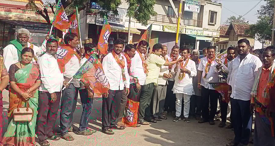 ಬಿಹಾರದಲ್ಲಿ ಎನ್.ಡಿ.ಎ. ಮೈತ್ರಿಕೂಟ ಅಭೂತಪೂರ್ವ ಗೆಲುವು ಸಾಧಿಸಿದ ಪ್ರಯುಕ್ತ ಮುಂಡರಗಿಯ ಬೃಂದಾವನ ವೃತ್ತದಲ್ಲಿ ಶಾಸಕ ಡಾ.ಚಂದು ಲಮಾಣಿ ಹಾಗೂ ಬಿಜೆಪಿ ಕಾರ್ಯಕರ್ತರು ವಿಜಯೋತ್ಸವ ಆಚರಿಸಿದರು