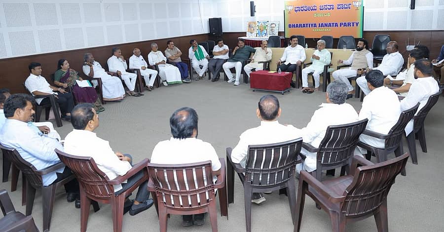 ಬೆಂಗಳೂರಿನಲ್ಲಿ ಶನಿವಾರ ಬಿ.ವೈ. ವಿಜಯೇಂದ್ರ ಅಧ್ಯಕ್ಷತೆಯಲ್ಲಿ ತುಂಗಭದ್ರಾ ಜಲಾಶಯದಿಂದ ನೀರು ಪಡೆಯುವ ಕುರಿತು ಸಭೆ ನಡೆಯಿತು