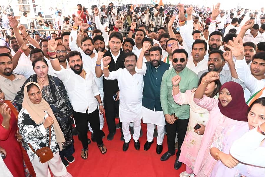 ಮತ ಕಳವು ನಡೆಸಿ ಬಿಹಾರ ಚುನಾವಣೆಯಲ್ಲಿ ಎನ್‌ಡಿಎ ಗೆದ್ದಿದೆ ಎಂದು ಆರೋಪಿಸಿ ಎಂದು ಯುವ ಕಾಂಗ್ರೆಸ್‌ ಅಧ್ಯಕ್ಷ  ಎಚ್. ಎಸ್. ಮಂಜುನಾಥ್ ಗೌಡ, ಜಿ.ಸಿ. ಚಂದ್ರಶೇಖರ್‌, ಸಚಿವ ಸಂತೋಷ್‌ ಲಾಡ್‌, ಸಲೀಂ ಅಹ್ಮದ್‌ ನೇತೃತ್ವದಲ್ಲಿ ಶನಿವಾರ ಪ್ರತಿಭಟನೆ ನಡೆಯಿತು